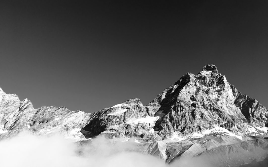 La gran becca sopra le nuvole in una giornata di settembre