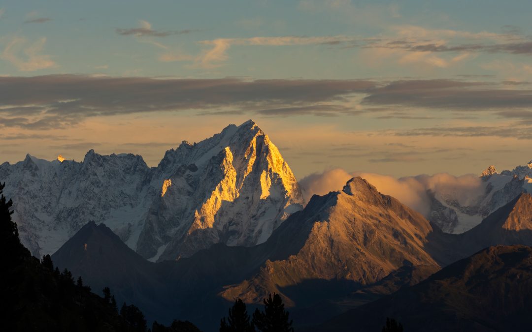 Le prime luci sulle Grandes Jorasses