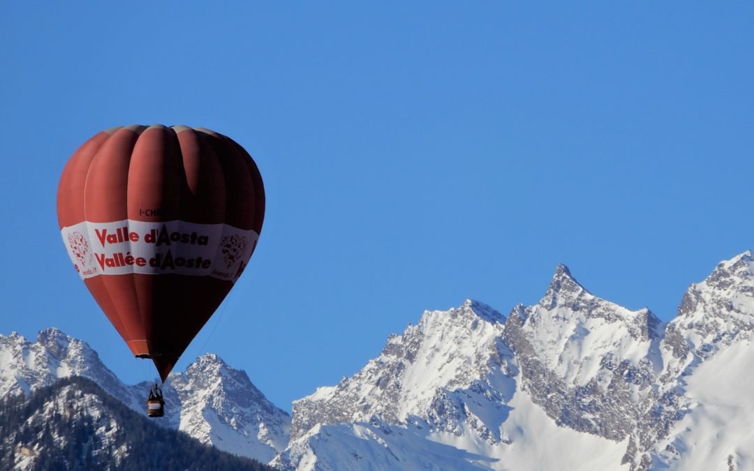La mongolfiera vola incontro alla Becca di Tzaboc…