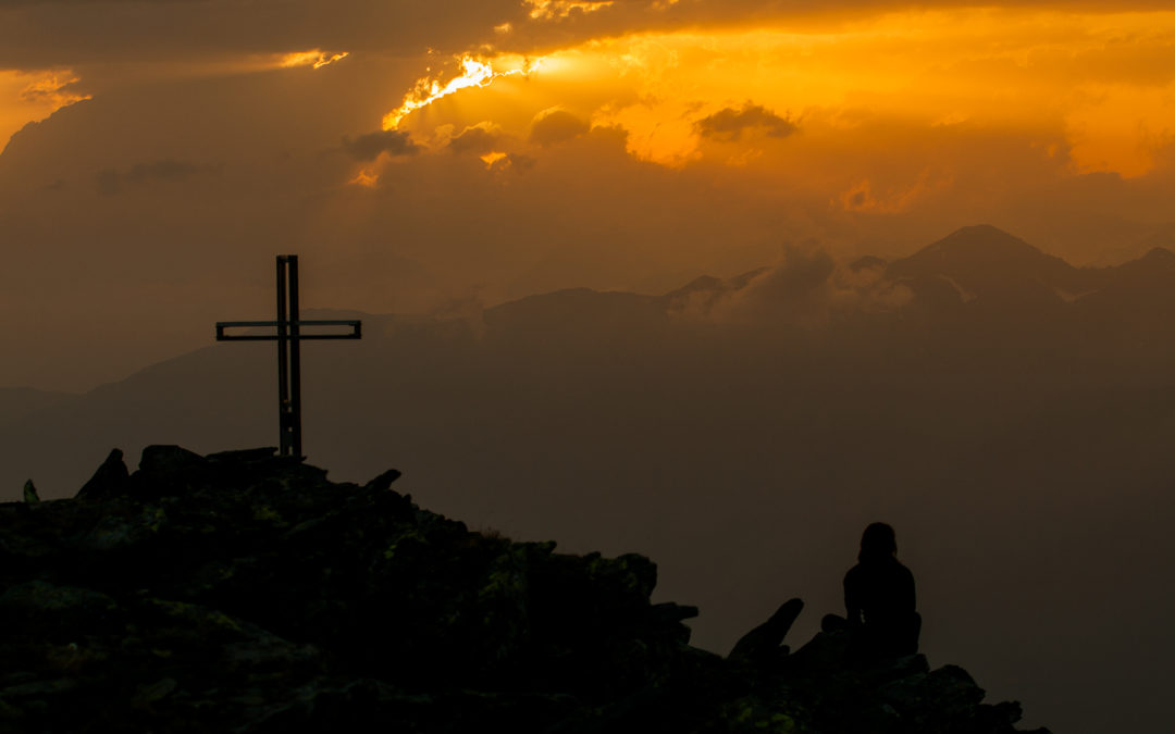 Donna in meditazione al tramonto