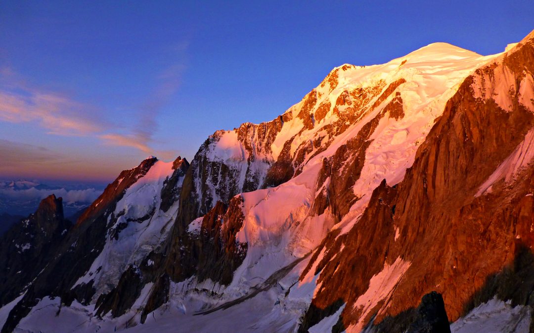 Alba sulla cresta del Peuterey (Monte Bianco)